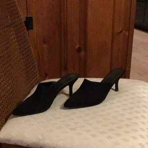 backless pointed heel